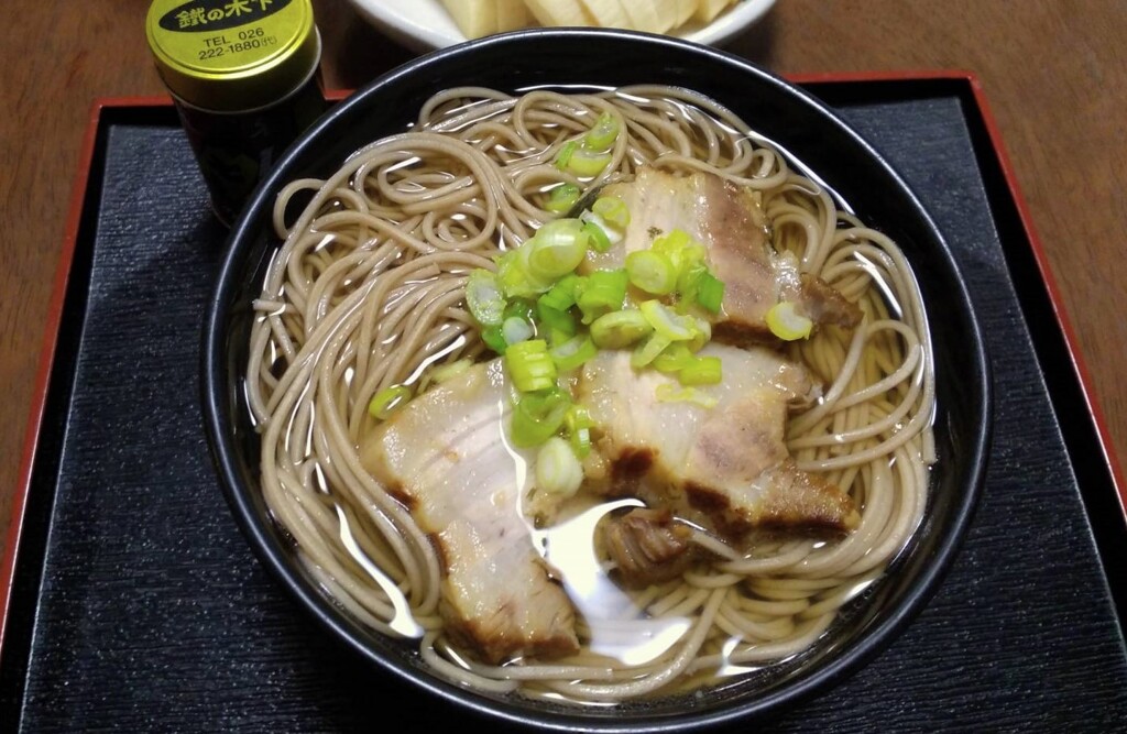 お昼は三枚肉蕎麦