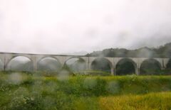 雨のアーチ橋