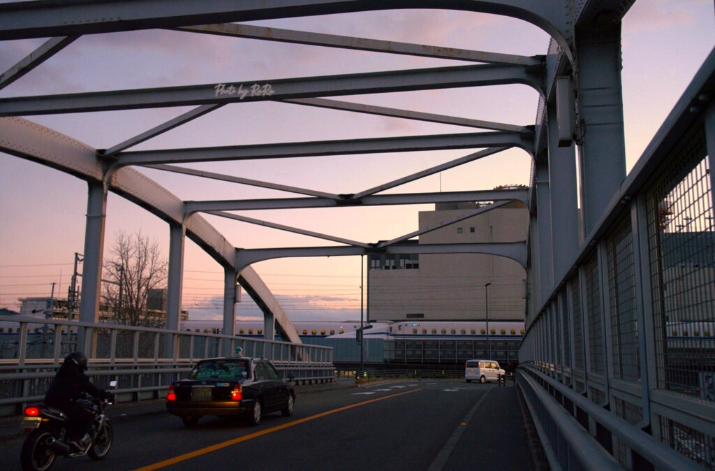 夕暮れの跨線橋