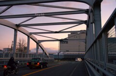 夕暮れの跨線橋