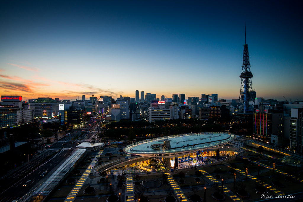 夜を待つ町並み