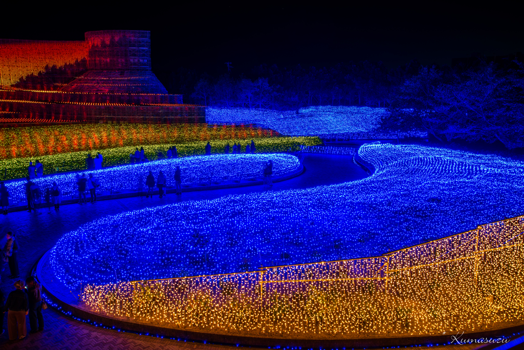 イルミに酔いしれる人達