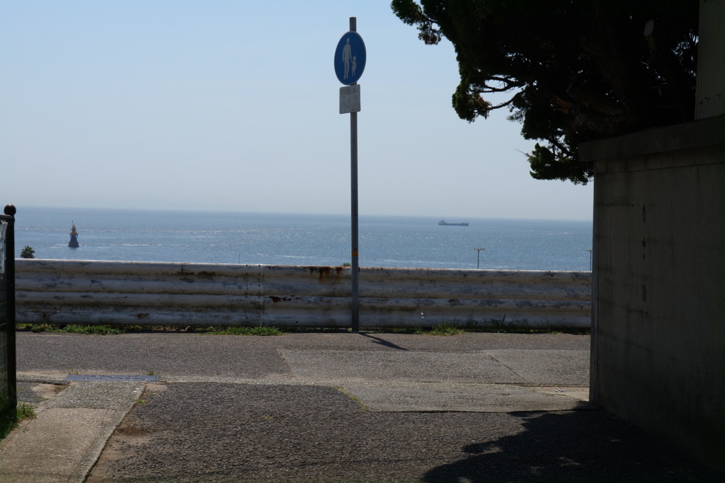 海が見える路地
