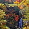 紅葉するモーカケの滝