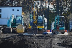 K川沿道の樹林・働く車