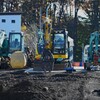 K川沿道の樹林・働く車