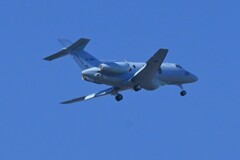 K川上空・遠いU-125A（U-125が飛行点検機、U-125Aが救難捜索機）
