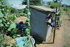 道具小屋と水桶