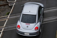歩道橋上より・フォルクスワーゲン・ニュービートル