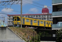 まだ晩夏沿線・西武国分寺線ラッピング2000系が行く
