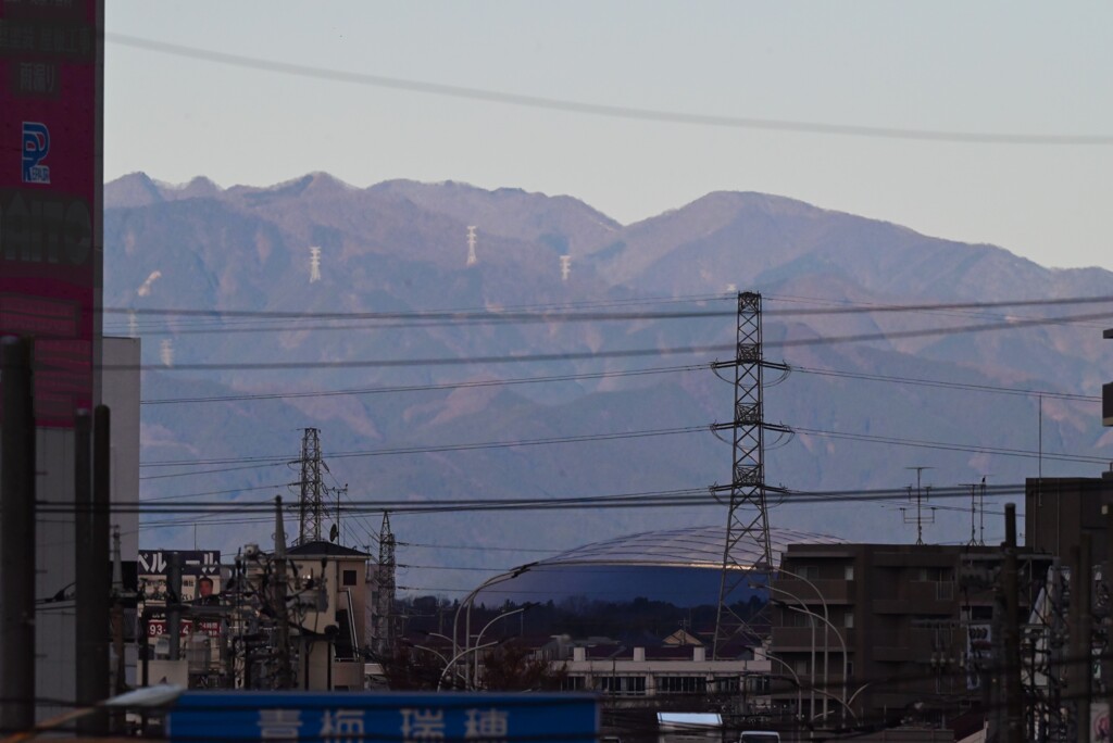 歩道橋上から・・青梅方面の峰とベルーナドーム