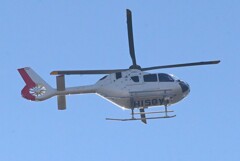 用水路上空・この日もまた定刻出勤飛行のドクターヘリモドキ