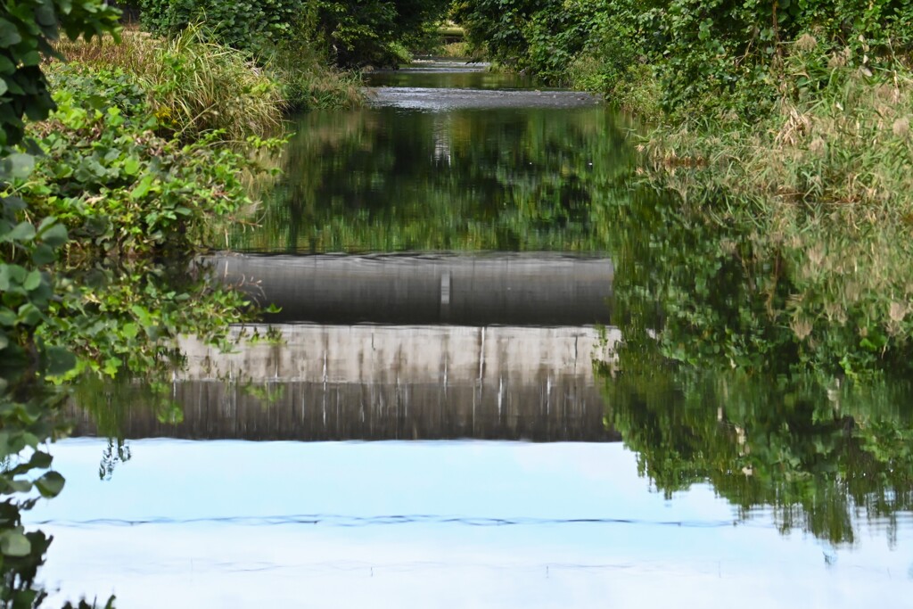 K川・満々と水を湛え・・