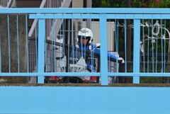 K川に架かる橋・張り込む白バイ