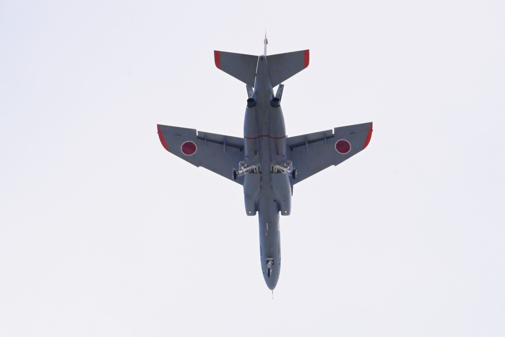 K川上空・T-4練習機（真下から）