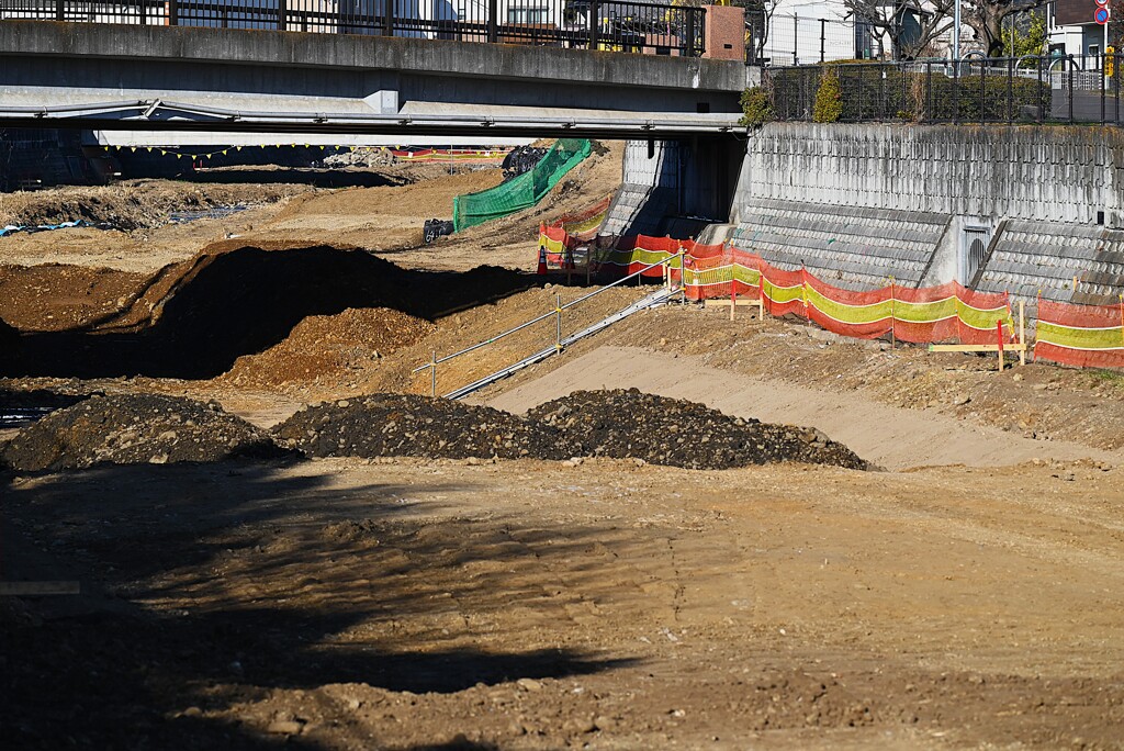 K川上流域・川底と護岸工事中 