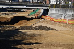 K川上流域・川底と護岸工事中 