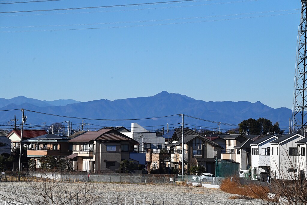 K川上流域・奥多摩方面の峰々（中央のピークが大岳山）