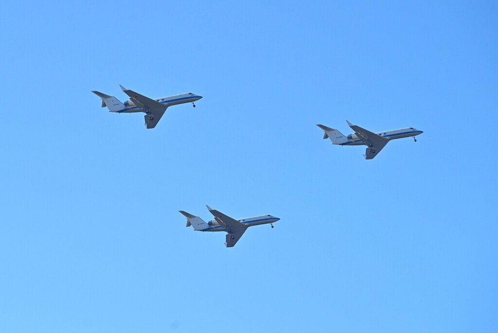 菜園・入間航空祭でU-4多用途支援機の3機編隊飛行