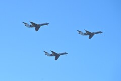 菜園・入間航空祭でU-4多用途支援機の3機編隊飛行