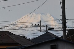 用水路・雪深くなってきた富士山
