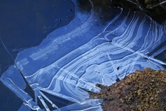 Ｋ川中流域・涸れ川の溜まりに張った氷