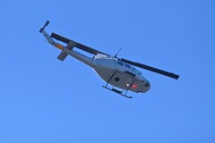 K川よりヘリコプターを見上げて・・（アメリカ空軍機・UH-1ヒューイ）