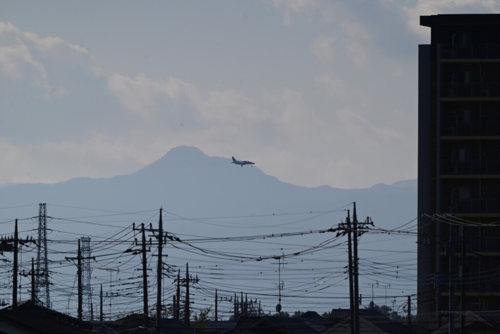 菜園上空・ ブルーインパルスと大岳山(基地へ帰還)