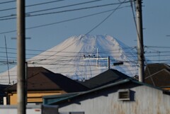 用水路・雪を被ったクリアーな富士山