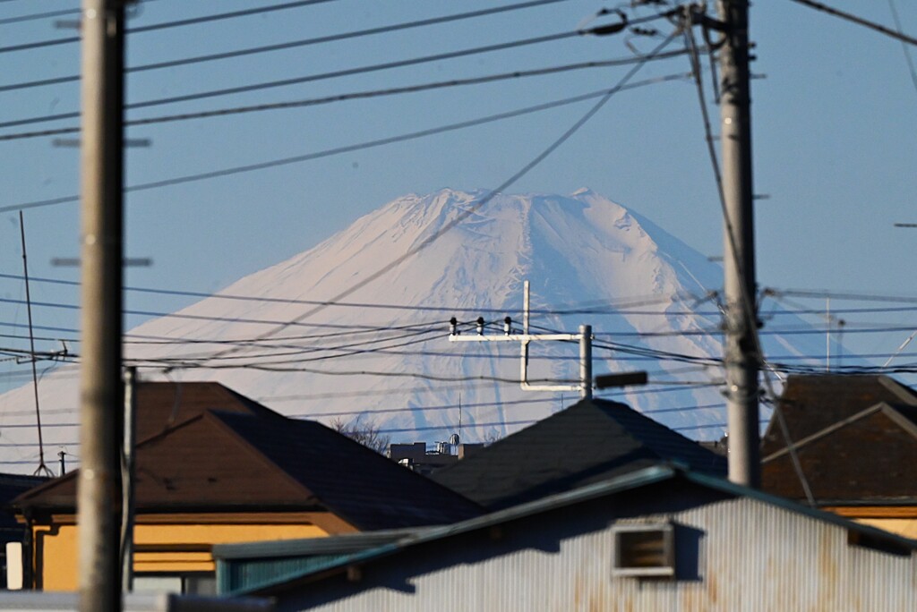 用水路・少し霞んだ富士山