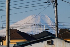 用水路・少し霞んだ富士山