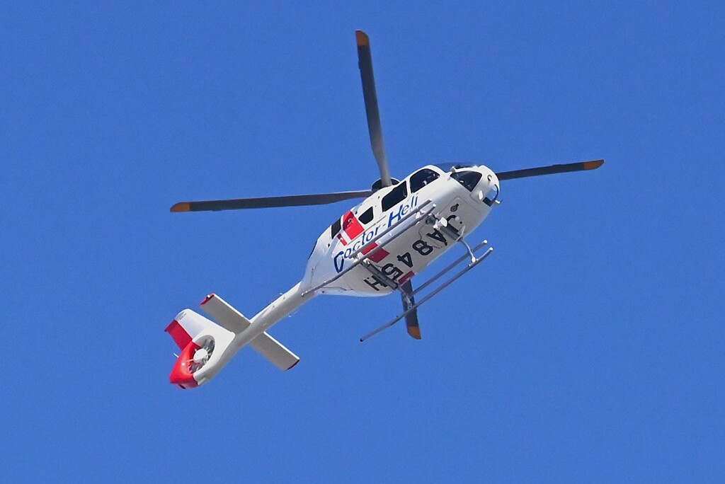 K川上空・旋回中のドクターヘリ