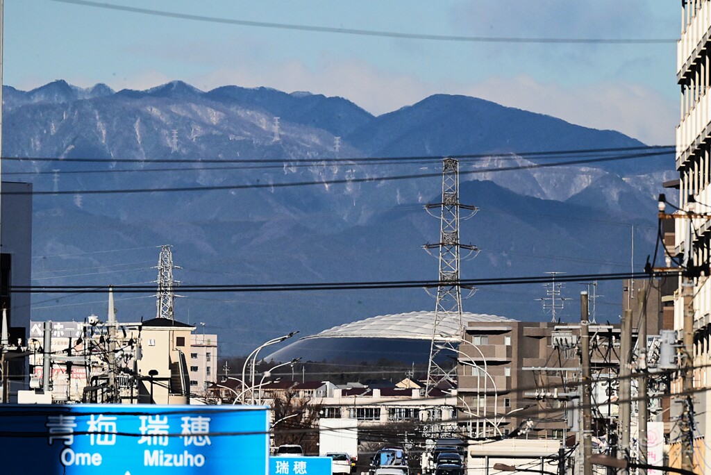 用水路入り口歩道橋・ベルーナドームと奥多摩方面の山々
