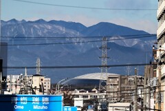 用水路入り口歩道橋・ベルーナドームと奥多摩方面の山々