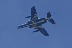 街中上空・ブルーインパルス1番機 