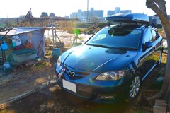 菜園・正月飾りを付けた愛車と道具小屋