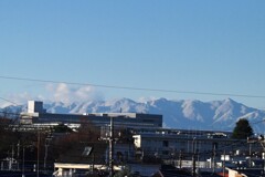 我が家のベランダより薄雪の峰々  