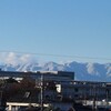 我が家のベランダより薄雪の峰々  
