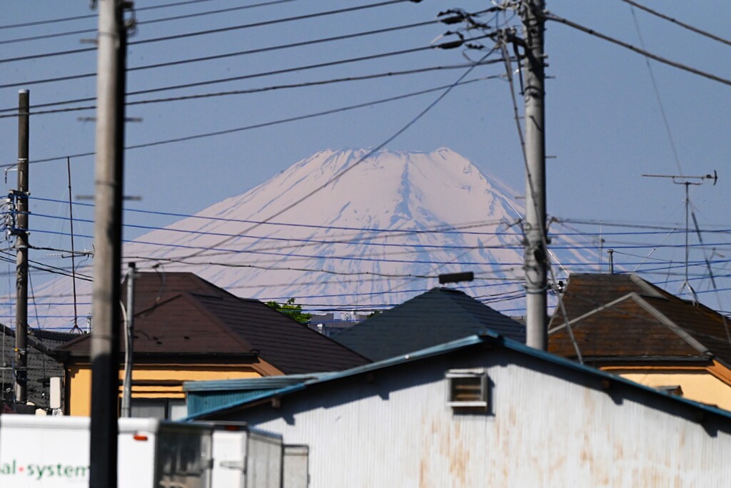 用水路・まだ真っ白の富士山