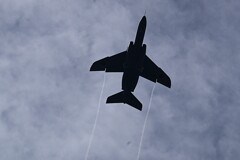 K川上空・T-4練習機の翼にベイパーが・・