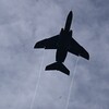 K川上空・T-4練習機の翼にベイパーが・・