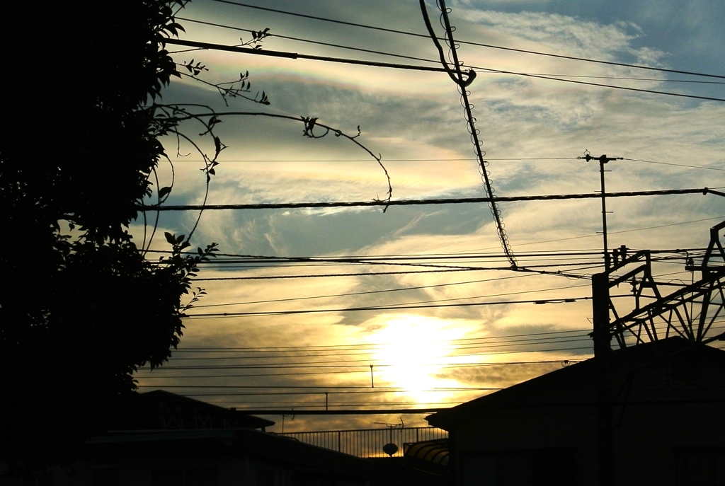 我が家の横からみた夕日
