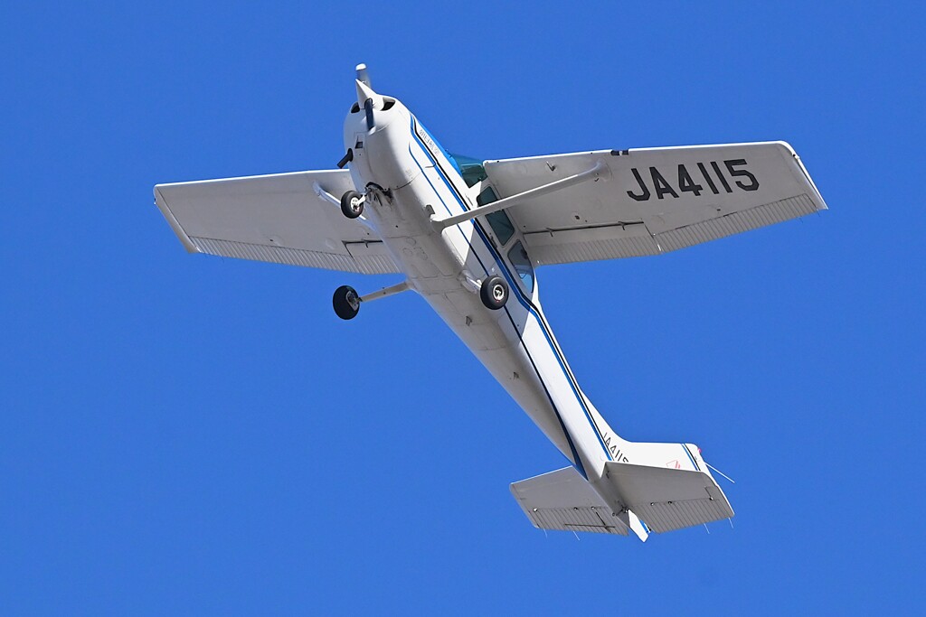 K川上空・朝日航空（JA4115）