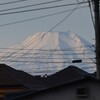 用水路沿道・今日の真っ白な富士山
