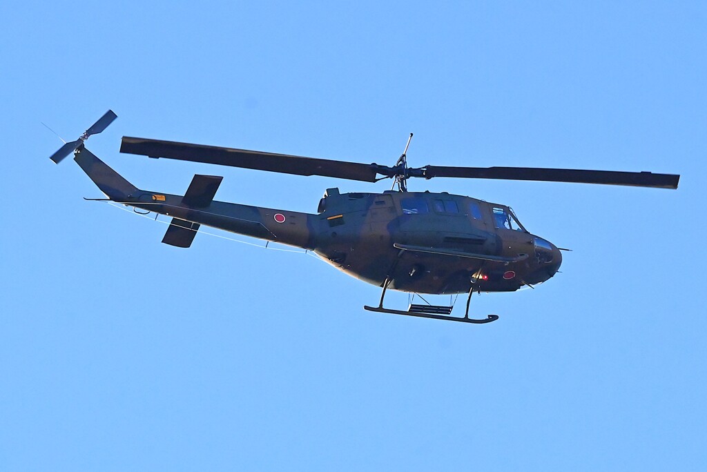 用水路上空・自衛隊機（CH-1ヒューイ）