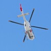 用水路上空・真上を飛ぶ定刻通勤飛行のドクターヘリ