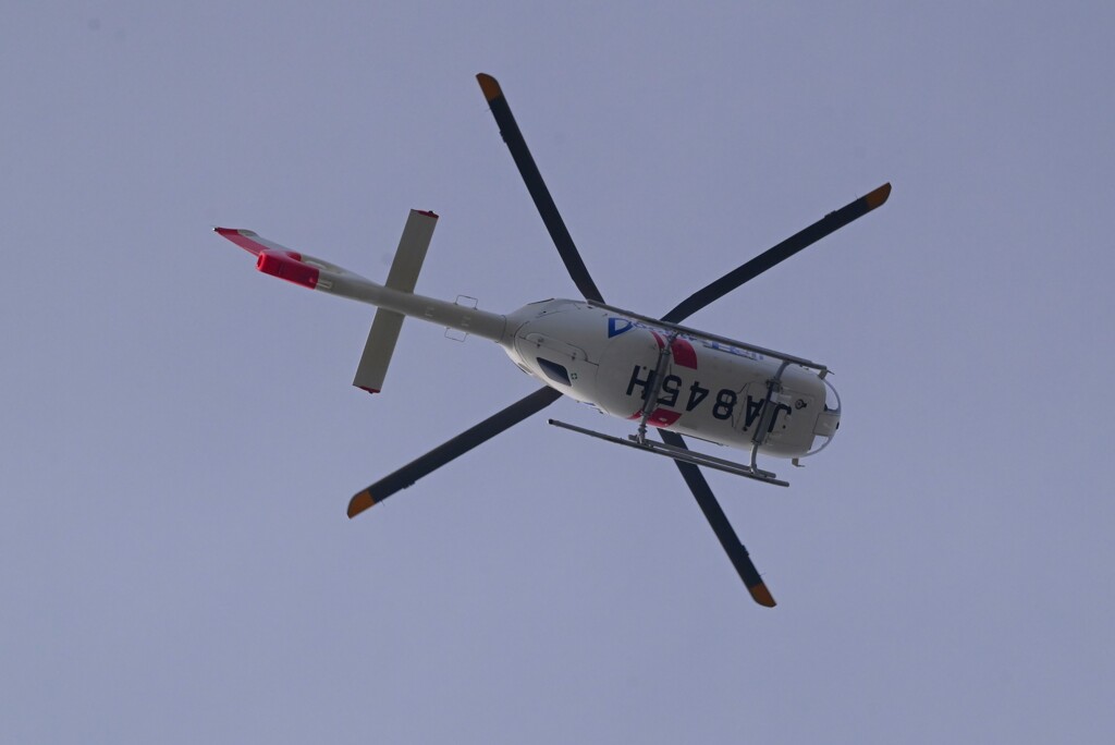 用水路上空・ドクターヘリ定刻に通勤飛行