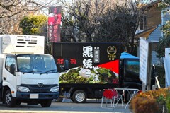 K川沿道脇・バザー会場の黒焼きそば