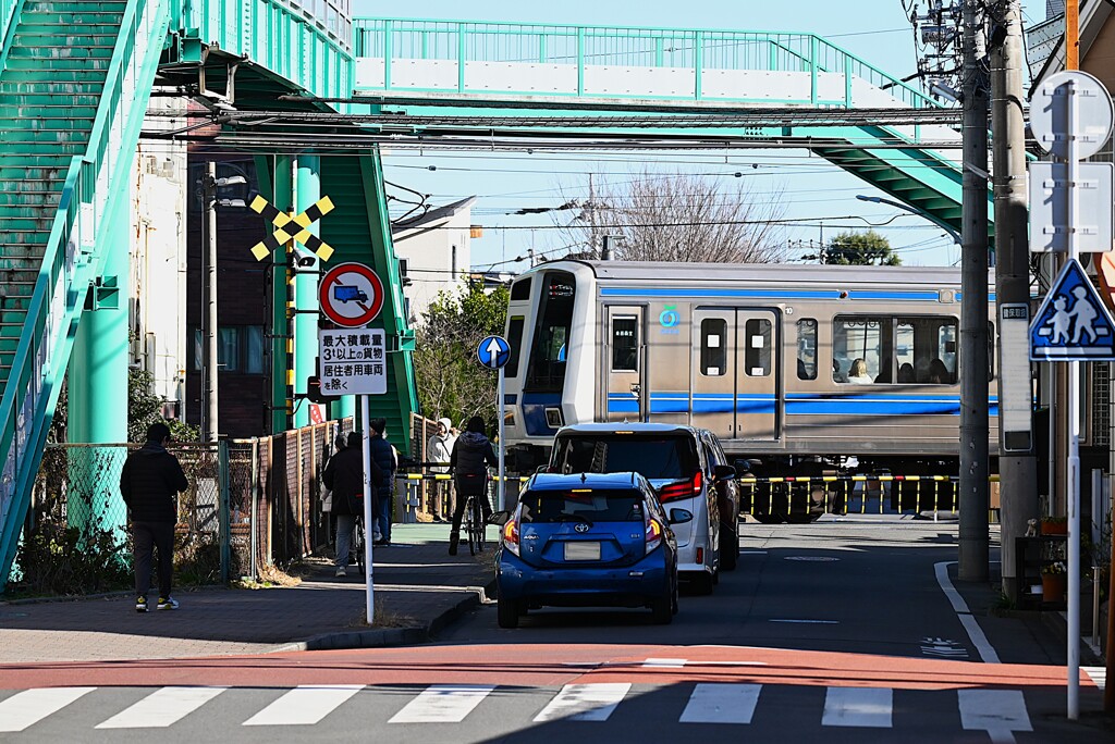 厳寒沿線・西武新宿線6000系踏切通過