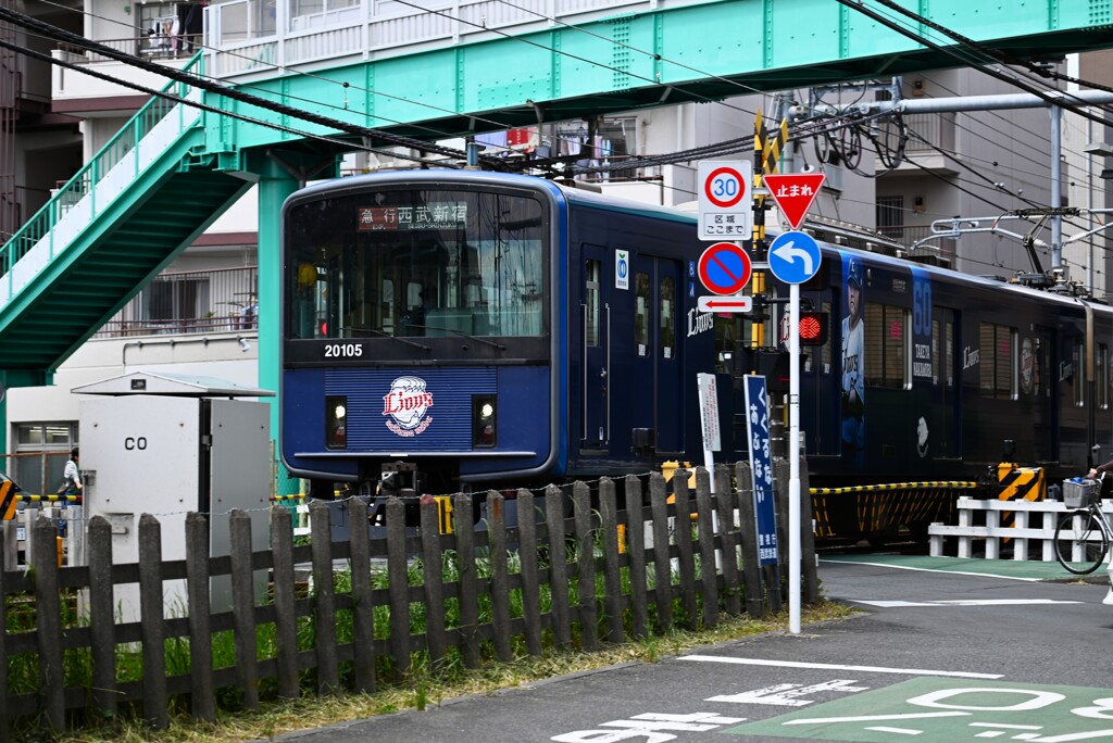 西武沿線・リニューアルライオンズ電車